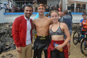 El vencedor completa los 15 kilómetros con tiempo de 4:35:18 horas, superando a Alexandra por centésimas de segundos. 