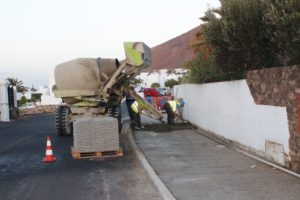 El convenio urbanístico suscrito por Club Lanzarote determina este año el asfaltado de 12.500 metros cuadrados de vía pública, la construcción y arreglo de aceras y otras obras como la nueva instalación de alumbrado en el paseo marítimo de Playa Blanca entre Flamingo y Pechiguera, acción que empezó a ejecutarse esta misma semana. 