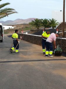 La última actuación se acomete en la calle Costa del Rubicón, donde el Ayuntamiento también rebachea tramos deteriorados.