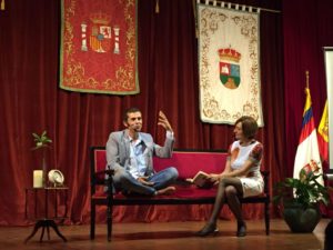 “Lo importante no so yo, sino el mensaje del libro porque es una forma de descubrir el verdadero significado de la felicidad”. El autor, que superó un cáncer, define la enfermedad como “una gran oportunidad”.