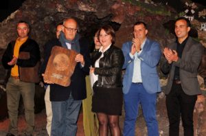 Tito Viera, que empezó la tradición a finales de los setenta, y Gabino Cabrera, responsable del diseño actual, recibieron reconocimiento institucional. El portal sorprende por el conjunto de la composición y la novedad de su cueva transitable.