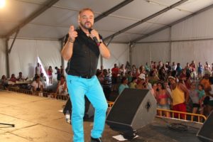 El popular cantante actúa a las 20:00 horas con su repertorio más navideño. El programa de dinamización comercial prevé además talleres infantiles desde las seis de la tarde.